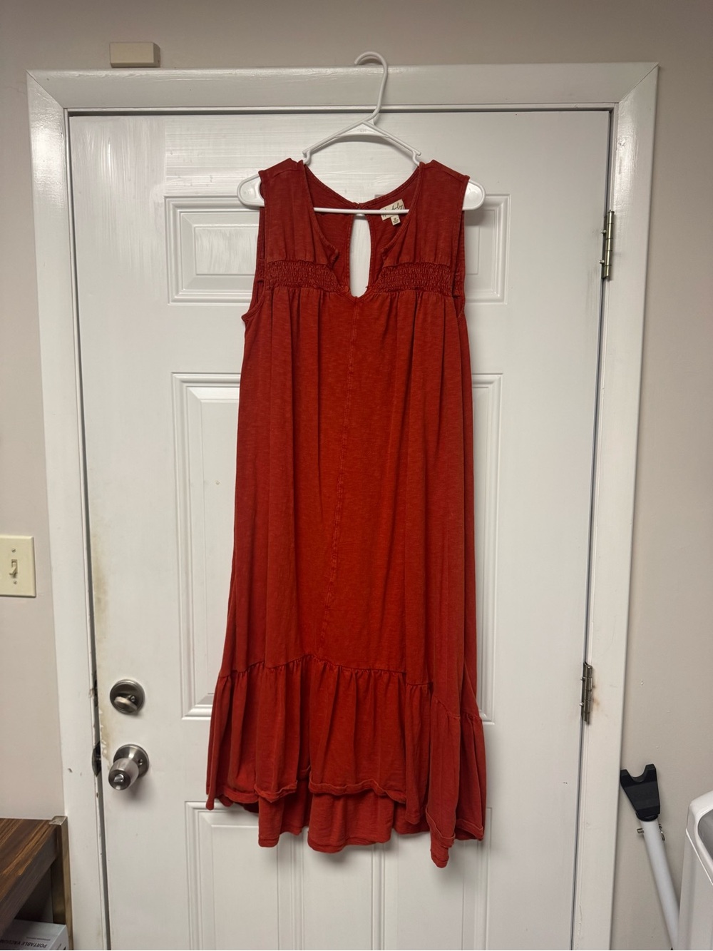 Wonderly Sleeveless Keyhole Midi Dress in Rust